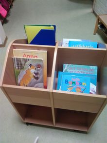 Der Büchereiwagen rollt durch jede Gruppe
